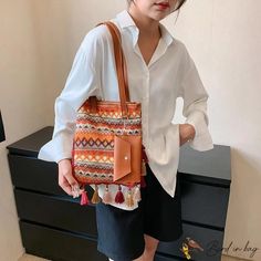 BirdinBag - Geometric Pattern Shoulder Bag with Tassel Decor and Coin Purse, Ideal for Vacation Daily Use Bucket Shoulder Bag With Tassels, Trendy Shoulder Bag With Tassels For Daily Use, Casual Bucket Shoulder Bag With Tassels, Casual Shoulder Bag With Tassels For Daily Use, Trendy Tassel Satchel Shoulder Bag, Casual Brown Shoulder Bag With Tassels, Bohemian Bucket Bag With Tassels For Daily Use, Daily Use Satchel Shoulder Bag With Tassels, Geometric Composition