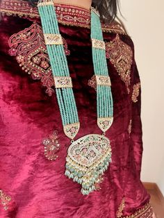 Adorn yourself with our Long Mint Green Beads Traditional Jadau Necklace Set from Hyderabad. This exquisite set features intricate jadau craftsmanship and lustrous mint green beads, embodying the elegance and heritage of traditional Hyderabad jewelry. Perfect for weddings and festive occasions. Jadau Set, Pearl Strings, Jewelry Indian Wedding, Jadau Necklace, Jewelry Long Necklace, Long Necklace Set, Pakistani Jewelry, Green Pearls, Indian Wedding Jewelry