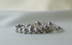 Natural Gray Freshwater Pearl Bracelet Grey Moonstone - Etsy Italy Elegant Gray Bracelets For Everyday, Elegant Gray Bracelet As Gift, Elegant Gray Bracelets As Gift, Elegant Gray Bracelets For Gift, Elegant Gray Bracelet For Gift, Gray Single Strand Jewelry As A Gift, Gray Single Strand Jewelry As Gift, Elegant Gray Round Beads Bracelets, Elegant Gray Round Bead Bracelets