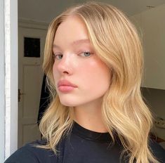 Let Your Hair Down, Flawless Face, Light Hair, Blonde Beauty, Long Hair Cuts, Blonde Hair Color, Down Hairstyles, Aesthetic Girl, Straight Hairstyles