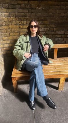 Alexa Chung Is Done With Coats—Now, She's All About This Versatile Spring Jacket Alexa Chung Style Winter, Mother Is Mothering, Oufits Casual, Style Muse, Spring Jacket, Instagram Style, Eclectic Fashion