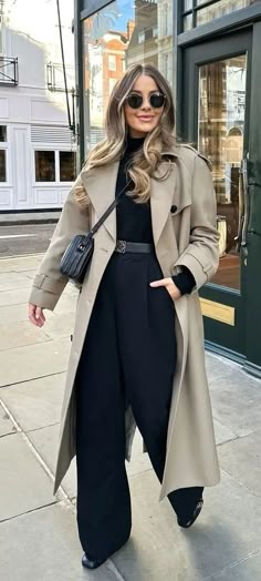 Outfit Ideas Autumn Winter 2024, Trench Coat Office Outfit, Autumn Outfits Trench Coat, Beige Raincoat Outfit, Trench Coat Outfit Classy, Classic Trench Coat Outfit, Long Coat Outfit Classy, Ootd Frio, Outfits Europa