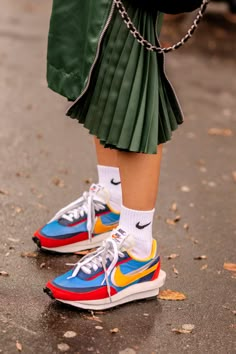 Italian Street Style, Colorful Sneakers, Sneaker Outfits, Sneakers Street, Sneakers Street Style, Streetwear Mode, Baskets Nike, Looks Street Style, Best Sneakers