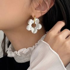 LISM Hot Sell silver Color Fashion Flower Cherry Blossoms Design Lady Women Drop Earrings Jewelry Gift Drop Shipping daiiibabyyy Flowers Geometric, Punk Earrings, Silver Flower Earrings, Luxury Earrings, Trendy Flowers, Daisy Earrings, Blossom Design, Earrings Clip, Metal Flower