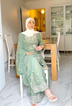 Hijab With Shalwar Kameez, Hijab Desi Outfit, Hijab Pakistani Outfit, Hijabi Desi Outfit, Desi Hijabi Outfits, Modest Saree, Casual Pakistani Outfits, Hijabi Besties, Mallu Wedding