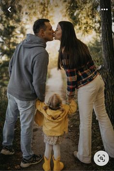 Three Person Family Photos, Autumn Family Photoshoot, Fall Photoshoot Family, Outdoor Family Photoshoot, Unique Family Photos, Autumn Family Photography, Winter Family Photos, Toddler Photoshoot