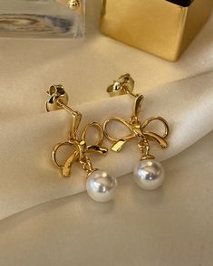 White Pearl Earrings With Bow For Party, Elegant Bow Earrings For Wedding, Feminine Yellow Gold Earrings For Party, Feminine Yellow Gold Party Earrings, Chic Bow Earrings For Wedding, White Gold Plated Pearl Earrings For Party, Wedding Pearl Drop Earrings With Bow, Chic Pearl Earrings For Gift, Chic Pearl Earrings As Gift