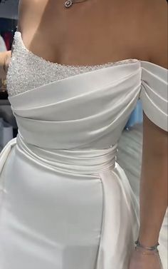 the back of a woman's white wedding dress