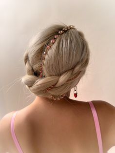 Inspired by the best seller Pearl Spine Comb, the Crystal Spine Blush Comb arises. Adorned with pink hues of Swarovski crystals. Yiqing Yin, Hair Retro, Lelet Ny, Hairstyles Design, Victory Rolls, Cozy Style, Retro Waves, Hair Cut, Hair Designs