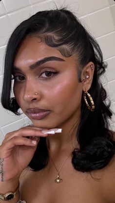 Cute Hairstyles On Medium Length Hair, Cute Hairstyles With Pins, Hairstyles For Hoop Earrings, Side Part Slick Back Curly Hair, Claw Clip Hairstyles Side Part, Corporate Baddie Hairstyles, Curly Hairstyles Straight Hair, Flat Head Hairstyle Women, Rnb Hairstyle