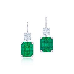 Because each Colombian emerald is uniquely beautiful, finding two matching stones like these is a true feat. They are masterfully cut to peerless Kwiat standards and suspended from cushion-cut diamonds. The platinum earring settings are designed to allow maximum light to flow into the stones, amplifying their color and brilliance. Luxury Formal Emerald Ring, Asscher Cut, Emerald Drop Earrings, Emerald Earrings Drop, Handmade Gemstone Jewelry, Wedding Day Jewelry, Platinum Earrings, Platinum Rose Gold, Earring Handmade, Birthstone Earrings