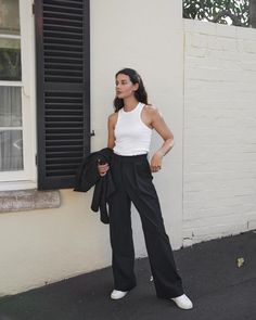 10 Endlessly Chic Outfits For Minimalist Style Lovers Outfits With Wide Leg Pants, Wide Leg Pants Outfit Summer, Minimal Chic Outfit, Black Trousers Outfit, Wide Leg Trousers Outfit, Minimalistic Outfits, Wide Leg Pants Outfit, Style Wide Leg Pants, Summer Pants Outfits