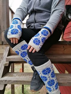 Handmade One Size Leg Warmers For Winter, Fitted Knitting Patterns For Winter, Hand Knitted Cozy Winter Patterns, Knitted Blue Leg Warmers For Winter, Blue Knitted Leg Warmers For Winter, Fitted Blue Leg Warmers For Winter, Cozy Blue Leg Warmers For Winter, Blue Fitted Leg Warmers For Winter, Handmade Fitted Leg Warmers For Winter