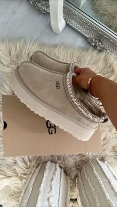 Uggs Outfit Ideas, Cute Online Clothing Stores, Ugg Tazz, Modest Casual, Preppy Gifts, Outfits Preppy, Cool Gifts For Teens