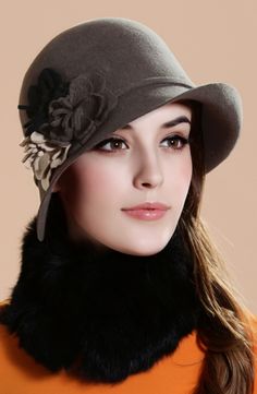 We have some lovely hats just like this in our Market - St. James Tearoom! Cappello Cloche, Matrimonial Services, Kinds Of Hats, Pretty Hats, Cloche Hats, Retro Mode, Flower Hats