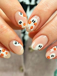 Fall Nails Inspiration Simple, Ghosts On Nails, Simple Cute Nails Fall, Cute Nail Designs Halloween, Summer Ghost Nails, Ghost With Flowers Nails, Adorable Nail Designs, Autumn Nails Halloween