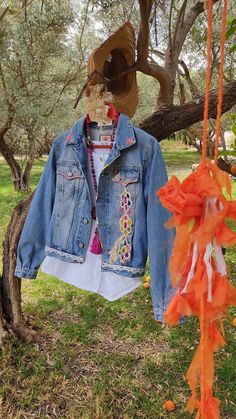 Hand embroidered denim jacket. Made of rigid cotton denim, without elastane. Only. Keep in mind that being a hand-decorated product, the decoration pattern is not repeated. It has two side pockets and two small front ones. Size S or 36 Bohemian Denim Jacket With Multicolor Embroidery For Spring, Casual Denim Jacket With Floral Embroidery For Festivals, Embroidered Long Sleeve Denim Jacket For Summer, Bohemian Summer Denim Jacket In Medium Wash, Bohemian Summer Denim Jacket With Pockets, Cotton Denim Jacket With Multicolor Embroidery And Pockets, Bohemian Denim Jacket With Floral Embroidery For Summer, Casual Floral Embroidered Denim Jacket For Festival, Summer Bohemian Medium Wash Denim Jacket