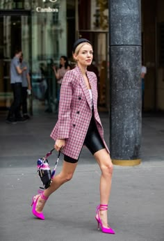 Walking Down The Street, Paris Haute Couture, Instagram Baddie, Popsugar Fashion, Looks Street Style, Autumn Street Style, Street Style Inspiration, Pink Shoes, 가을 패션