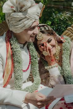 10+ Candid Photo Poses For Wedding Couple Bride Fashion Photography, Indian Wedding Pictures, Candid Couple, Groom Photoshoot