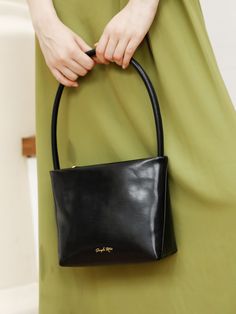 Get this vintage handbag in Simple Retro. 2021 Pre-Fall simple retro style. Black Hand Bag, Fall Handbags, Simple Retro, Vintage Handbag, Vintage Shoulder Bag, Personal Fitness, Black Hand, Vintage Handbags, Pre Fall