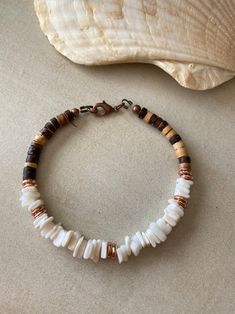 Bead Bracelet Ideas, Bracelet Inspiration, Cute Bracelet, Beach Bracelets, Puka Shell, Beads Bracelet Design, Shell Bracelet, Beaded Bracelets Diy, African Jewelry