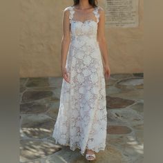 Oscar De La Renta Water Lily Guipure Lace Maxi Dress Size 2. In Excellent Condition! Worn For My Welcome Party And I Absolutely Loved It. Fits True To Size, With Some Slight Alterations To The Bust And Straps (Can Be Made Larger If Needed) Dress Has Been Dry-Cleaned. As Seen On The Actress Naomi Watts: Https://Www.Vogue.Com/Article/Naomi-Watts-White-Lace-Wedding-Dress-New-York Crafted Of Water Lily Guipure Lace, Oscar De La Renta’s Stunning Maxi Dress Features Peekaboo Construction With A Boned Elegant White Maxi Dress With Scalloped Lace, Elegant White Maxi Dress With Delicate Lace, White Lace Maxi Dress With Fitted Bodice, Elegant White Scalloped Lace Maxi Dress, Elegant White Lace Maxi Dress, White Lace Dress With Fitted Bodice For Garden Party, White Scalloped Lace Maxi Dress, Elegant White Maxi Dress With Lace Work, White Floor-length Dress With Delicate Lace