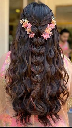 Hair Styles For Indian Wedding Saris, Lehenga Open Hairstyles, Lehenga Look Hairstyle, Indian Mehendi Hairstyle, Open Hair Bride Hairstyle, Haldi Open Hairstyles For Bride, Hairstyle On Lehenga Indian, Hairstyles For Traditional Lehenga, Lehenga With Hairstyle