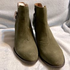 Nwot Vionic Ladies Booties, Size 9.5 Hunter Green With Snakeskin Back, 2.5” Heel Vionic Shoes, Hunter Green, Snake Skin, Boots Booties, Bootie Boots, Ankle Boots, Women Shoes, Heels, Boots