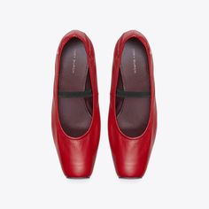 Delicate. Feminine. Functional. Our Runway ballet reinterprets a pointe shoe — the classic dance shoe — in soft leather with a flexible sole and a Mary Jane-inspired elastic strap. Wear it to balance the season’s voluminous dresses, skirts and tailoring. Tory Burch Mini Travel Ballet Flat, Tory Burch Runway, Classic Dance, Pointe Shoe, Delicate Feminine, Designer Flats, Pointe Shoes, Footwear Design Women, New Fragrances