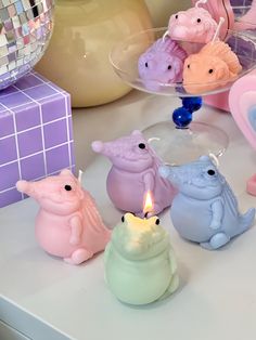 there are many small candles on the table