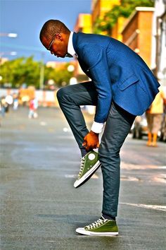 <3    SOUTH AFRICAN STREET STYLE  photographed by: www.anthonybila.tumblr.com Men Work Outfits, African Street Style, Green Converse, Blazer Jeans, Green Sneakers, Preppy Look, Sharp Dressed Man, Boys Fashion, Swag Style