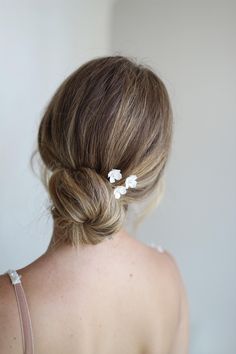 A stunning set of 3 hair pins. Each set comes with 3 pins each featuring a combination of a ceramic flower and faux pearl. Scatter these pins in a bridal bun, half up hairstyle or a pinned back look for an effortless, garden wedding look. flower and pearl are attached with gold wire and secured onto a gold bobby pin. Bridal Bun, Short Hair Bun, Floral Hair Pins, Pearl Hair Pins, Bow Hair Accessories, Wedding Hair Inspiration, Flower Hair Pin, Half Up Hair, Wedding Hair Pins