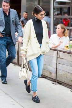 Celebrity Winter Style, Loafer Outfits, Loafers Outfit, Selena Gomez Style, Work Fits, Looks Street Style, Cardigan Outfits, Kate Hudson