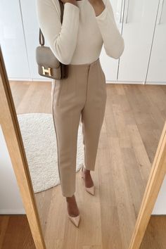 Zara Work Outfit, Elegantes Outfit Damen, Look Zara, Work Outfit Ideas, Zara Trousers, Mode Zara, Trouser Outfit, Business Outfits Women, Beige Outfit