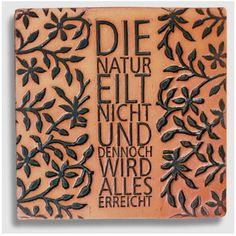 a wooden plaque with the words die natt eilt night and dench wird alles erreich