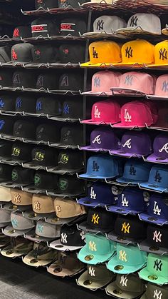 New Era Hats Outfit, Fitted Cap Outfit, Fitted Hats Aesthetic, Cap Outfit Men, Nyc Hat, Masc Lesbian, Streetwear Caps, Custom Fitted Hats, Swag Hats