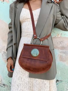 This is a beautiful handmade and premium quality leather bag with genuine Guatemalan Jade stone, exactly what you need! This amazing bag is made by hand by our Guatemalan artisan partner in Antigua Guatemala, using high-quality material. you to wear this model on the shoulder or cross body. It is It is trendy and adjustable, a unique design, very stylish. It has a beautiful round jade stone, you can choose the color of the stone light green, dark green or black. The bag is made in brown, bronze Leather Purse Pattern, Boho Leather Bags, Boho Purse, Handmade Leather Bag, Diy Clothes And Shoes, Boho Purses, Purse Crossbody, Sewing Leather, Handmade Bag