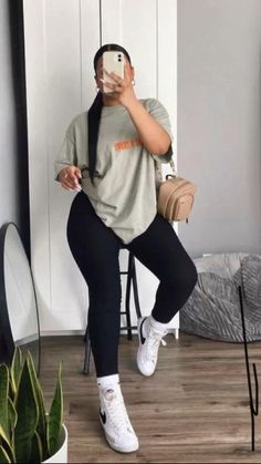 Black Women Style Casual, Cozy Fashion Aesthetic Summer, How To Style Dunks Plus Size, End Of Summer Outfits Casual Plus Size, Legging Comfy Outfit, Trendy Minimalist Outfit, Cute Relaxing Outfits, Black Pants Summer Outfit Work, Fall 2032 Outfits