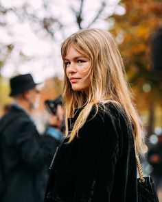 Anna Ewers Hair, Baby Bangs Long Hair, Outfits Minimal, Goldie Locks, Trending Looks, Minimalist Street Style, Short Dark Hair, Jon Kortajarena