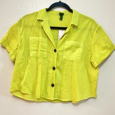 Nwt Cropped Short Sleeve Loose Cropped Button Up Shirt With Two Front Pockets And A Collar. Color : Lime Green/ Yellow With Brown Buttons Size M Bundle Up Multiple Items From My Closet And Save Up To 30% Same / Next Day Shipping Cheap Button-up Tops With Buttoned Pockets, Yellow Summer Blouse With Pockets, Yellow Blouse With Pockets For Summer, Spring Cropped Shirt With Buttons, Relaxed Fit, Relaxed Fit Cropped Shirt With Buttons For Spring, Spring Cropped Collared Shirt With Buttons, Spring Cropped Shirt With Button Closure, Spring Collared Cropped Shirt With Buttons, Trendy Yellow Collared Tops