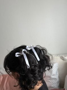 Kawaii Short Curly Hairstyles, Big Bow Short Hair, Short Coquette Hairstyles, Hairstyles For Short Hair With Bow, Hair Bow Short Hair, Bow Hairstyles For Short Hair, Short Hair With Bows Hairstyles, Hoco Hair Short, Coquette Hairstyles Short