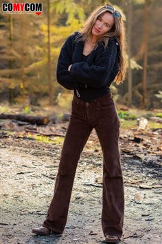 Braune Retro Comycom Bootcut Cord Hose für Damen! Schööön, und Anders. Körpernaher Schnitt und dezente Farbe. Cord Hosen im Retro Style der 70er Jahre... #Comycom #Cordhosen #Damenhose #Retrostyle #Bootcut #Cordhose #Cord #Damenhosen #Damenmode #Retrofashion Cord Hose, Flare Jeans Style, Corduroy Pants Women, Alternative Style, Denim Style, Jeans Material, Pants Women, Winter 2024