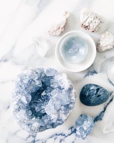 Crystals have various powerful healing properties. If you are a crystal healing beginner, this guide will help you to get crystals to work for you. Crystal Vibes, Crystal Aesthetic, Image Nature, Crystal Magic, Crystals Healing, Gemstones Crystals, Crystal Meanings, Crystal Decor, Rocks And Gems