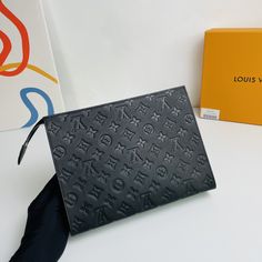 Cut from the new iconic lychee pattern Monogram Eclipse canvas, this tough new Pochette Voyage medium handbag can easily store personal essential items. size: 26×20×5cm Louis Vuitton Yayoi Kusama, Black Louis Vuitton, Louis Vuitton Capucines, Large Cosmetic Bag, Medium Handbags, Lv Purse, Lv Shoes, Lv Belt, Lv Wallet