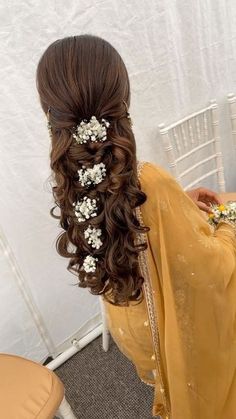 Mehendi Night Hairstyle, Mehndi Night Hairstyles, Mehndi Event Hairstyles, Desi Wedding Hairstyles For Long Hair, Wedding Hair Pakistani, Desi Bridal Hairstyles, Mehndi Bride Hairstyles, Hairstyles For Pakistani Wedding, Dholki Hairstyles