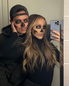 Couple Customers Halloween, Couple Halloween Makeup Ideas, Helloween Customers, Couple Skeleton Costume, Couples Halloween Makeup, Disfraz Couple, Couples Halloween Costumes Creative, Halloween Customer, Halloween Makeup Clown