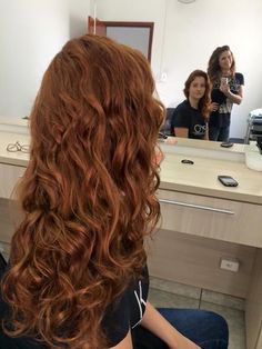 Ruiva. Cabelo cobre. Vermelho. Redhead. Wavy Copper Hair, Copper Wavy Hair, Curly Hair Red, Dark Ginger Hair, Curled Hairstyles For Medium Hair, Black Hair Aesthetic, Girl Hair Colors, Ginger Hair Color, Hair Color Auburn