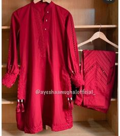 Fashion Forward Eid: The Most Beautiful and Trendsetting Dresses Plan Lawn Dress Design Pakistani, Plain Lawn Suit Design Ideas, Plan Suit Design Women, Plane Suit Designs, Plain Dress Designs Pakistani, Dress Desgines, Lace Kurti, Ramadan Dp, Dress Design Pakistani