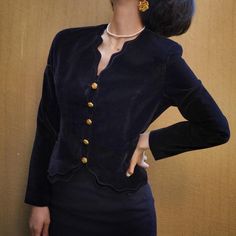 黒の淑女ベルベットジャケット Velvet Jackets Women, Black Lady, Velvet Jacket, Styl Vintage, Wearing Black, Elegant Woman, Medium Size, New Dress, Black Women