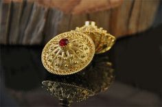 Bottone sardo in filigrana d'oro Gold Wire, Sardinia, Ethnic Jewelry, Source Of Inspiration, Gold Buttons, Floral Rings, Gold Jewelry, Gold Rings, Italy